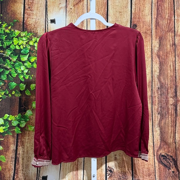 🚨(Must Bundle 3) Shiny V-neck Blouse Size L (PTP-20.5) - Picture 4 of 4